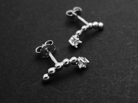 Ohrringe Bogen aus Sterling Silber rhodiniert mit traumhaften Zirkonia-Steinen, hergestellt von Juwelier Harnisch, ideal für festliche Anlässe und besondere Momente.