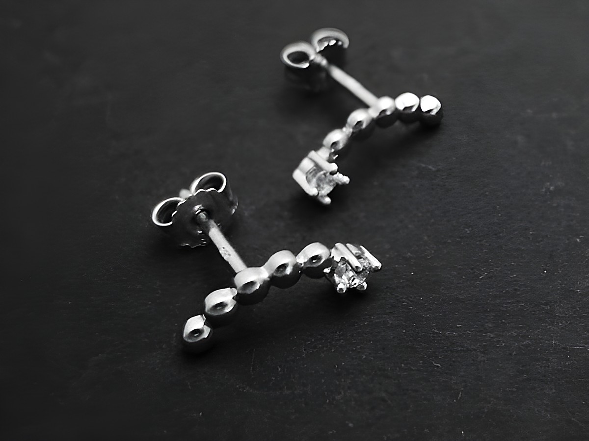 Ohrringe Bogen aus Sterling Silber rhodiniert mit traumhaften Zirkonia-Steinen, hergestellt von Juwelier Harnisch, ideal für festliche Anlässe und besondere Momente.