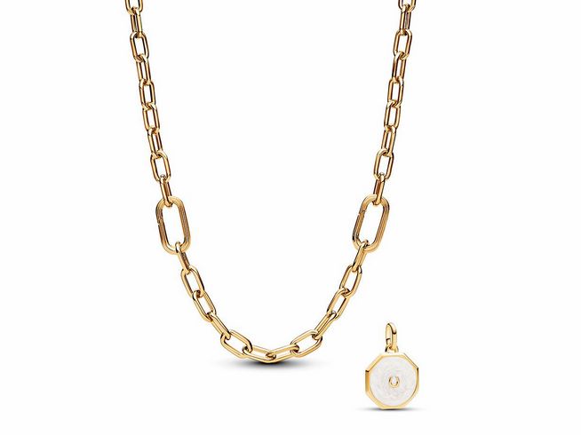 Halskette von Pandora aus vergoldetem Metall mit länglichen Gliedern und Anhänger in Form eines oktagonalen Charms mit Emaille in Weiß. Schmuckset 369685C00 und 763047C01.