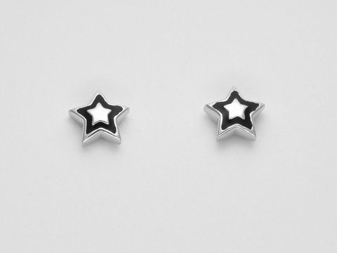 Silberne Ohrstecker in Sternform aus Sterling Silber mit schwarz lackierter Oberfläche, niedlich und ohne Stein, Hersteller: Juwelier Harnisch.