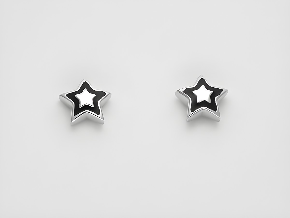 Silberne Ohrstecker in Sternform aus Sterling Silber mit schwarz lackierter Oberfläche, niedlich und ohne Stein, Hersteller: Juwelier Harnisch.
