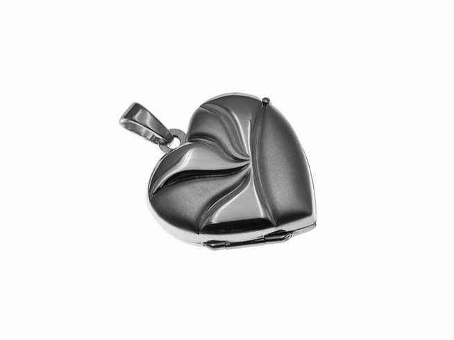 Medaillon im Herzdesign aus rhodinierten Sterling Silber, elegant mit geschwungenen Linien, Hersteller Juwelier Harnisch, bietet eine stilvolle Möglichkeit zur Aufbewahrung von Erinnerungen.