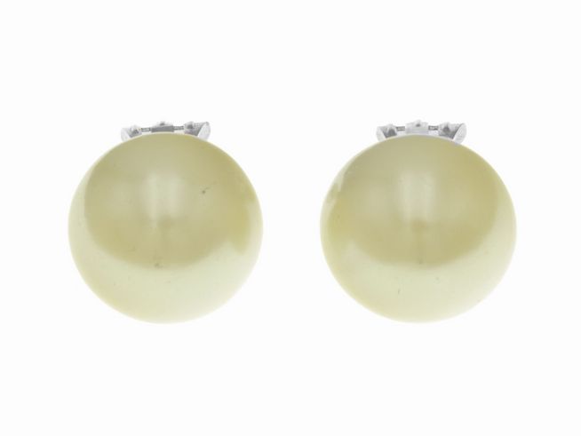 72100-0 Ohrclip Halbkugel in zeitlosem Design mit einem Durchmesser von 1,9 cm, hergestellt von Juwelier Harnisch, elegant und schlicht, ideal für jeden Anlass.