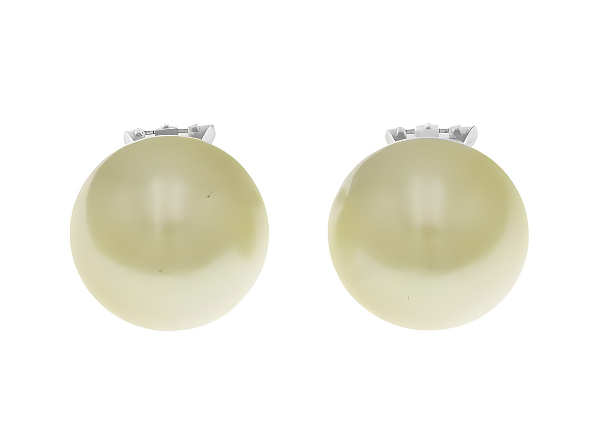 Ohrclip Halbkugel in zeitlosem Design mit einem Durchmesser von 1,9 cm, hergestellt von Juwelier Harnisch, elegant und schlicht, ideal für jeden Anlass.