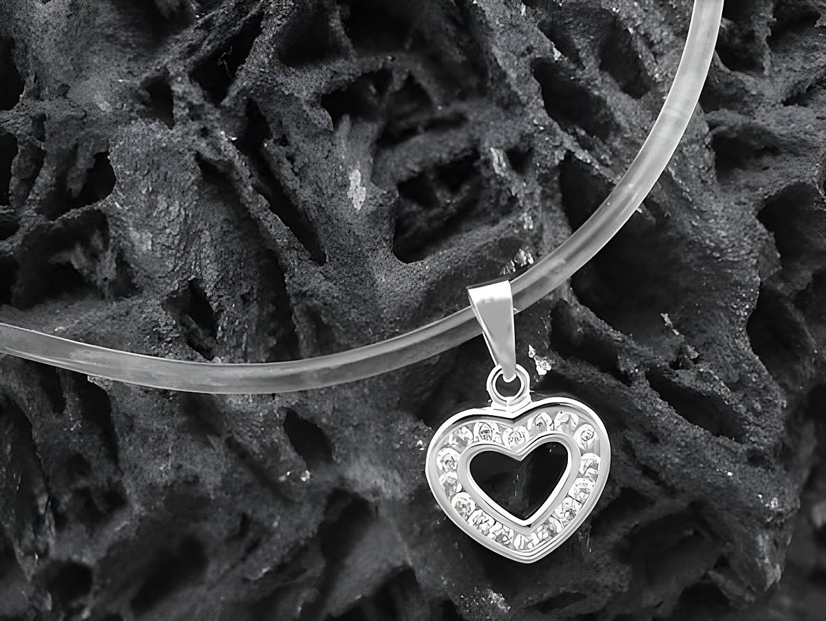 65 cm Silikonband in transparent mit 3 mm Durchmesser und Silber Bajonett von Juwelier Harnisch, ziert ein herzförmiger Anhänger mit funkelnden Steinen. – Ansicht 2