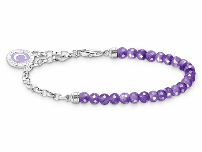 Silbernes Armband von Thomas Sabo mit violetten Emaille-Gliedern und facettierten Amethyst-Perlen, verstellbar von 14 bis 17 cm, elegant und verzierend.