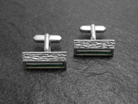 10072-0 Elegante silberfarbene Manschettenknöpfe mit grünen Strasssteinen, Hersteller Juwelier Harnisch, mit einem ansprechenden strukturierten Design. Ideal für festliche Anlässe.