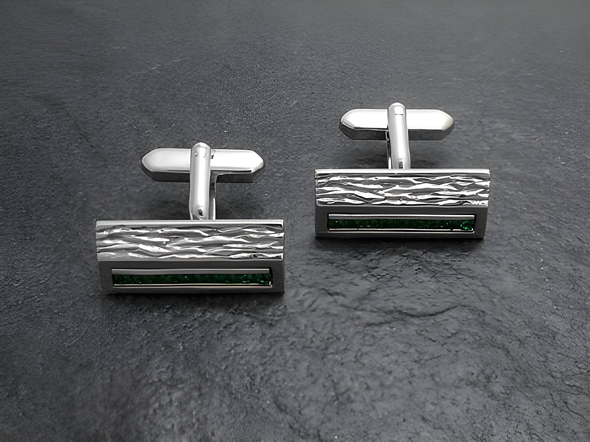 Elegante silberfarbene Manschettenknöpfe mit grünen Strasssteinen, Hersteller Juwelier Harnisch, mit einem ansprechenden strukturierten Design. Ideal für festliche Anlässe.