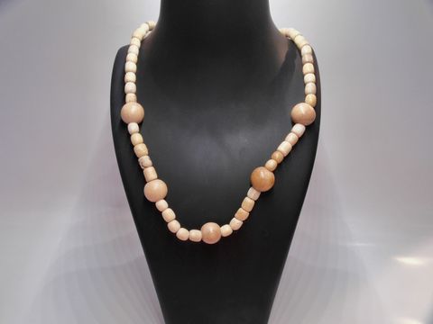 Holzkette aus naturbraunen Kugeln mit einem Durchmesser von 13 mm, Länge 60 cm, von Juwelier Harnisch, idealer Holzschmuck für verschiedene Anlässe.