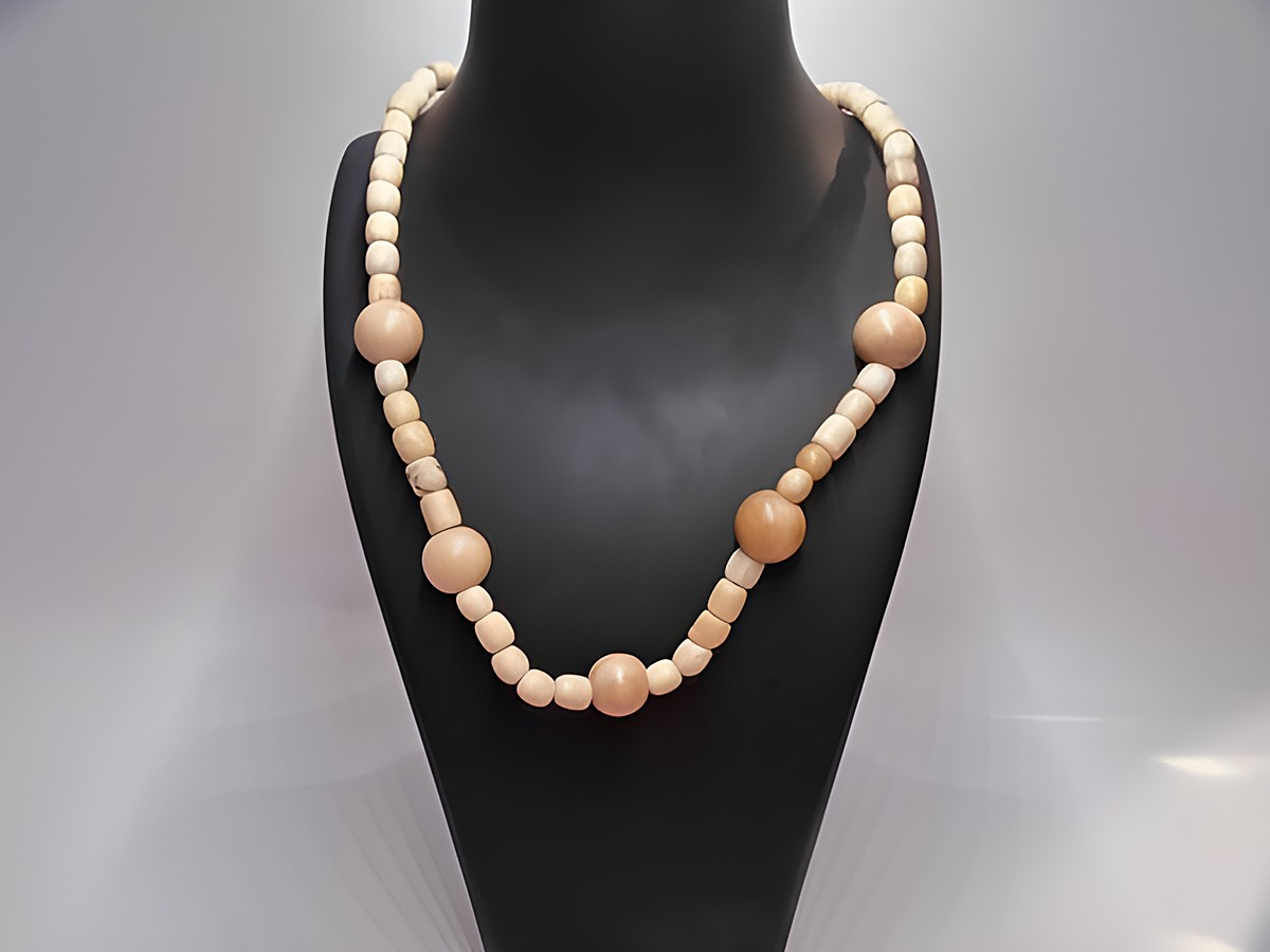 Holzkette aus naturbraunen Kugeln mit einem Durchmesser von 13 mm, Länge 60 cm, von Juwelier Harnisch, idealer Holzschmuck für verschiedene Anlässe.
