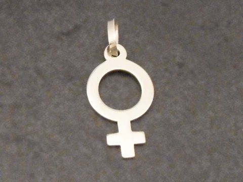 Gold Anhänger im schlichten, polierten Design mit dem Frauenzeichen, hergestellt von Juwelier Harnisch, elegant und zeitlos, ideal für jedes Outfit.