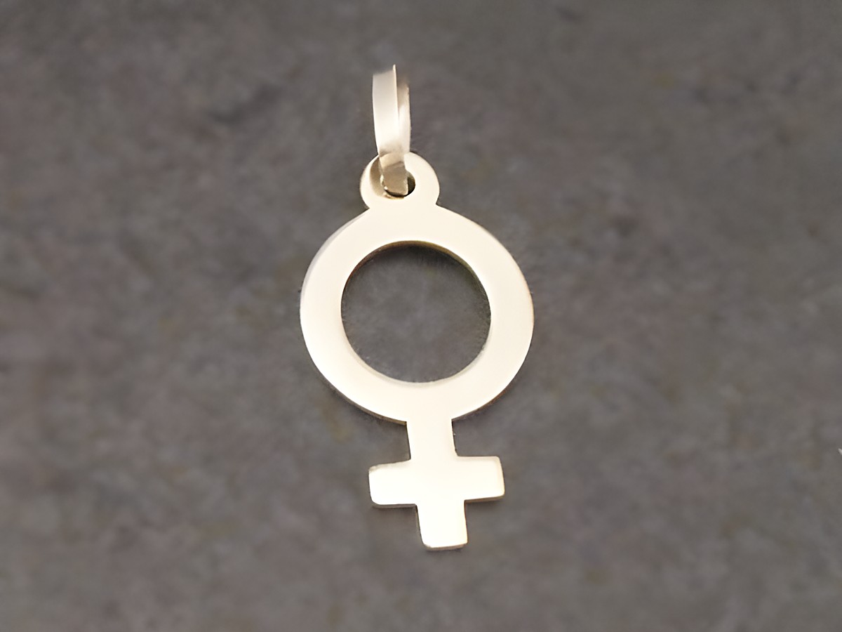 Gold Anhänger im schlichten, polierten Design mit dem Frauenzeichen, hergestellt von Juwelier Harnisch, elegant und zeitlos, ideal für jedes Outfit.