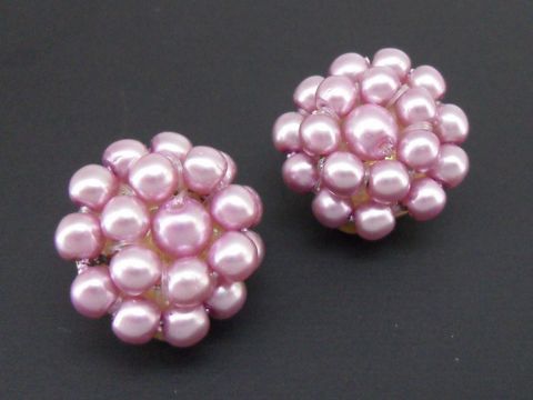 71662-0 Ohrclip in rosa Perlentraum mit goldfarbenen synthetischen Zuchtperlen, Hersteller Juwelier Harnisch, elegantes und modisches Accessoire.