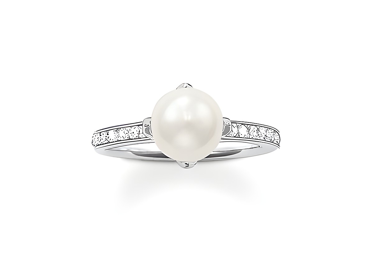 Silberner Ring von Thomas Sabo in Größe 50, mit einer Süßwasserzuchtperle in der Mitte und Zirkonia-Steinen an der Banderole, elegant und zeitlos.