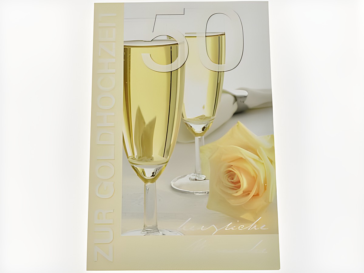 Hochzeitskarte mit dem Text zur Goldhochzeit, zwei Sektgläser gefüllt mit Sekt und eine zarte Rose im Vordergrund, Hersteller Juwelier Harnisch, ideal für feierliche Anlässe.