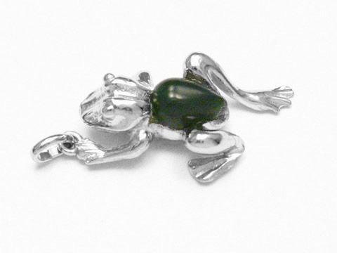 Silber Anhänger Frosch mit Jade und rhodiniert vom Hersteller Juwelier Harnisch, detailreiche Darstellung eines Frosches mit glanzvollem Jadeeinsatz auf dem Rücken.