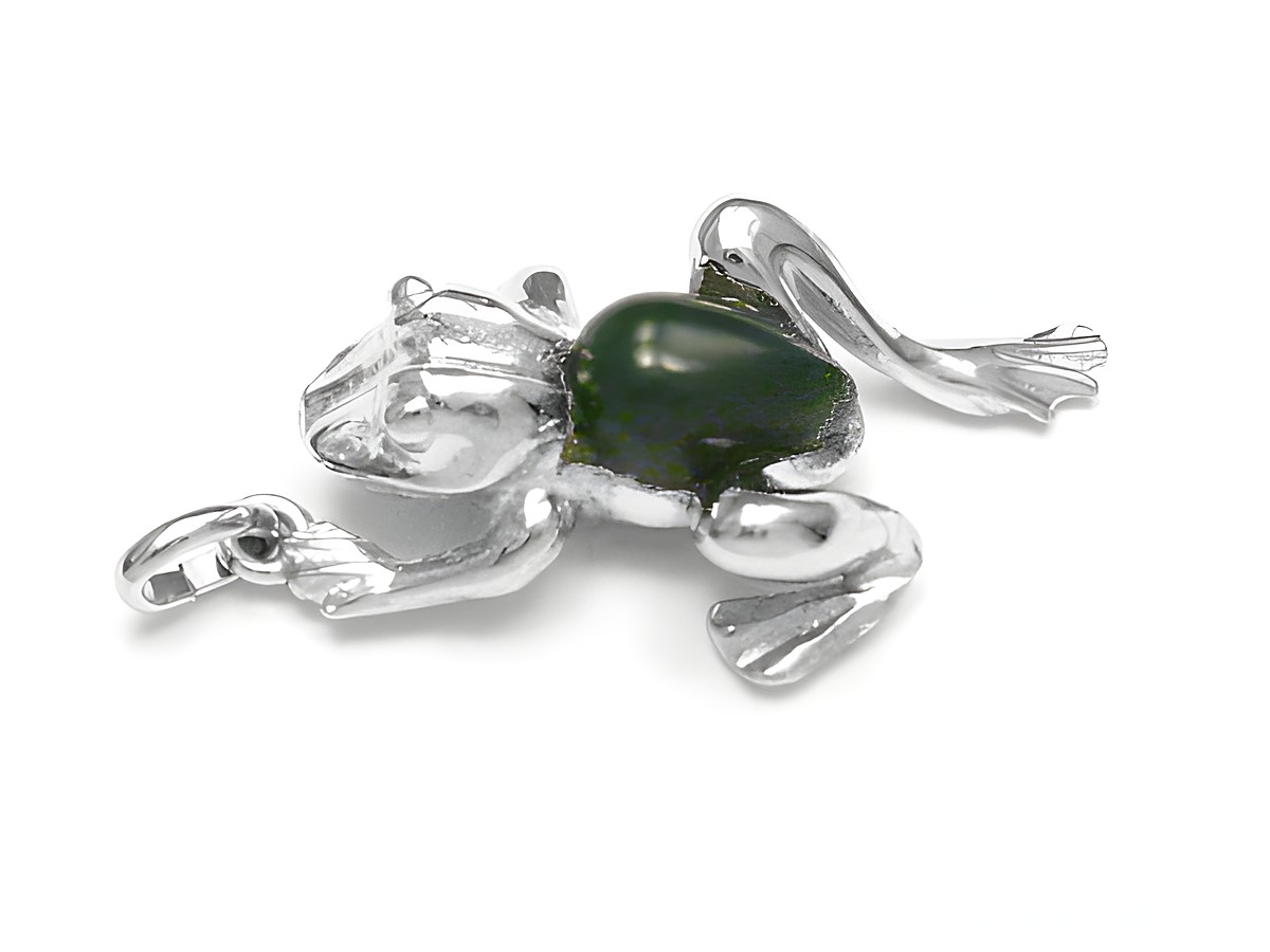 Silber Anhänger Frosch mit Jade und rhodiniert vom Hersteller Juwelier Harnisch, detailreiche Darstellung eines Frosches mit glanzvollem Jadeeinsatz auf dem Rücken.