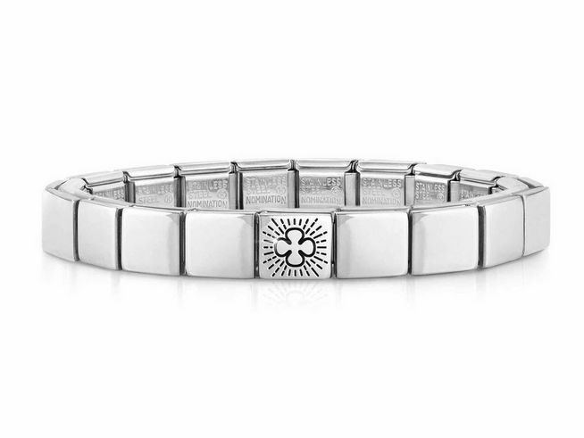 423910127-0 Das Bild zeigt das Nomination 239101 27 GLAM Armband aus Edelstahl mit Kleeblattsymbol in der Mitte, glänzende Oberflächen und elegantes Design, ideal für modische Akzente.