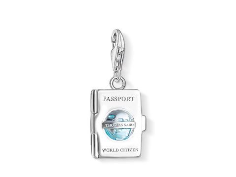Charm von Thomas Sabo in Form eines Passes mit Emaille in türkis, dekoriert mit einer kleinen Weltkugel, ideal für Strand- und Meerliebhaber.