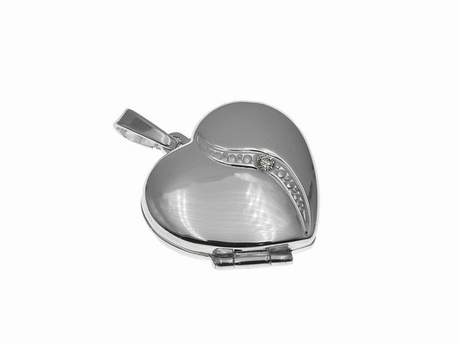 Herzförmiges Medaillon aus poliertem Sterling Silber mit Zirkonia, Hersteller Juwelier Harnisch, ideal als Schmuckstück oder personalisiertes Geschenk.