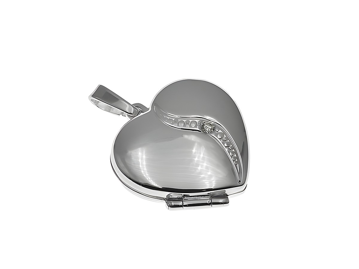 Herzförmiges Medaillon aus poliertem Sterling Silber mit Zirkonia, Hersteller Juwelier Harnisch, ideal als Schmuckstück oder personalisiertes Geschenk.