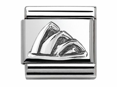 Silberner Charm mit dem Motiv des Sydney Opera House, gestaltet von Nomination. Der Anhänger zeigt detailreich die charakteristische Architektur des berühmten Denkmals.