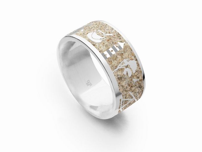 Ein breiter Ring aus Sterling Silber mit sandfarbener Oberfläche und maritimen Motiven. Der Ring stammt von DUR und hat die Größe 52, Modell R4984.52.