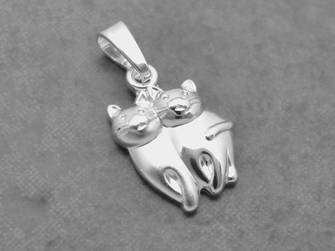 Silber Anhänger mit zwei Katzen in teilmattierter Optik, tierisch und ansprechend gestaltet, Hersteller ist Juwelier Harnisch, perfekt für Tierliebhaber.