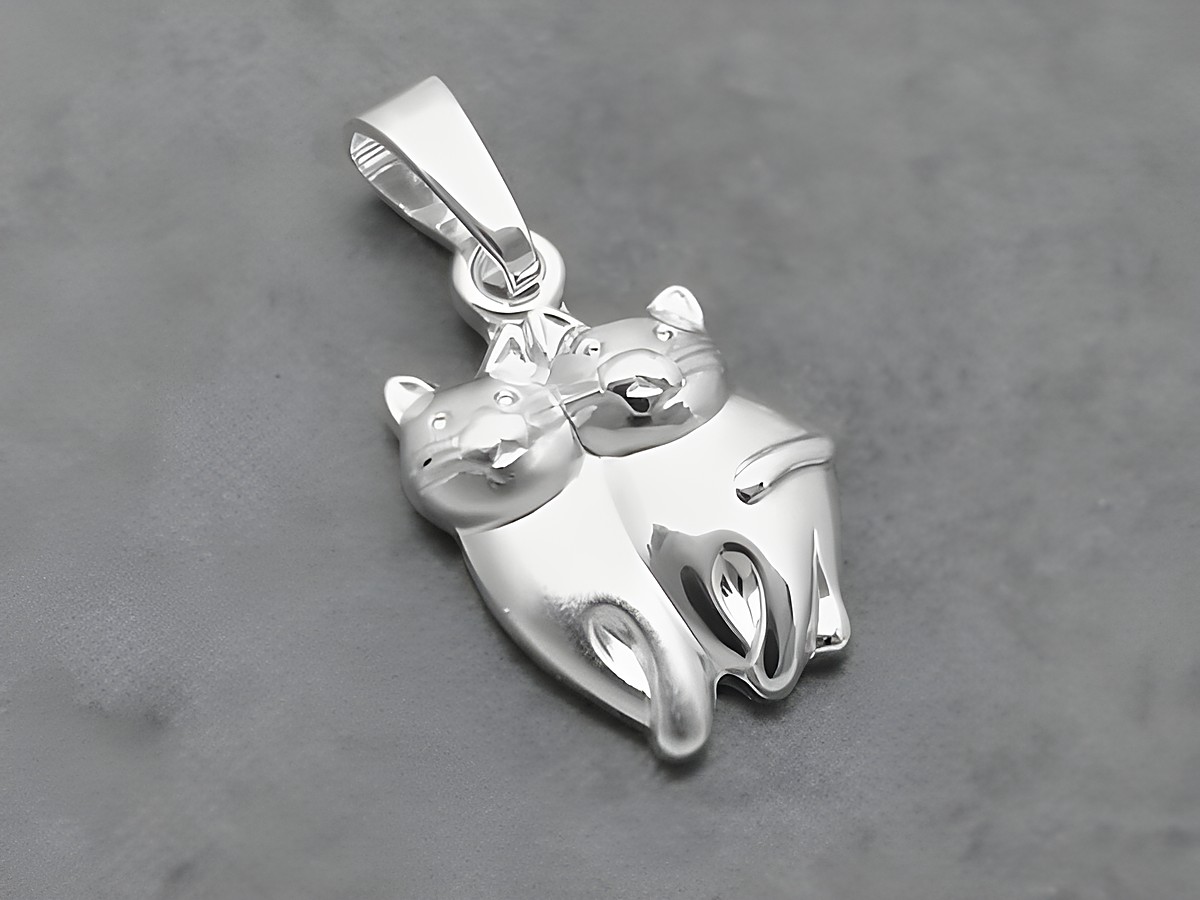 Silber Anhänger mit zwei Katzen in teilmattierter Optik, tierisch und ansprechend gestaltet, Hersteller ist Juwelier Harnisch, perfekt für Tierliebhaber.