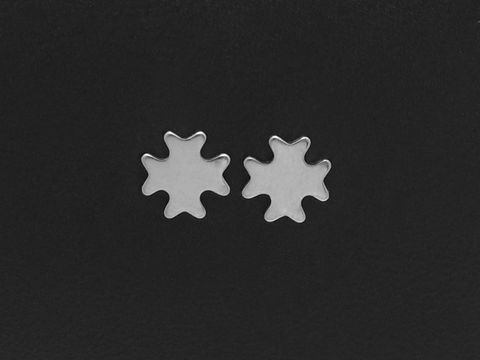 60844-0 Edelstahl Ohrringe in Form eines schönen Kreuzes als Ohrstecker, Hersteller Juwelier Harnisch, eleganter Edelstahl Stecker für stilvolle Looks.