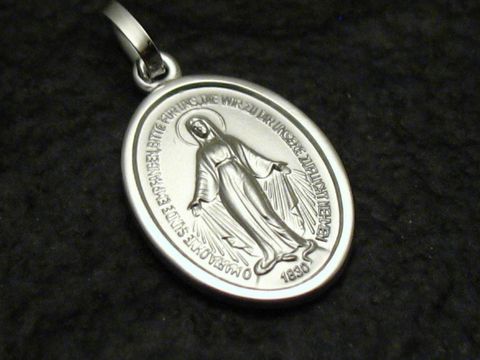 Der Milagrosa Herzen Heilige Maria Sterling Silber Anhänger zeigt ein detailliertes Relief der Heiligen Maria, umgeben von einem schlichten ovalen Rand, hergestellt von Juwelier Harnisch.