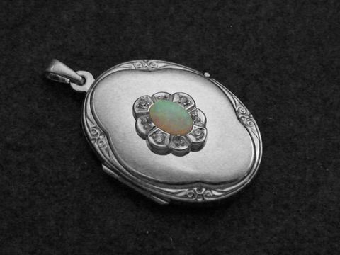 Opal syn. weiß Medaillon Cabochon in Sterling Silber rhodiniert, verziert mit einer floralen Anordnung aus kleinen Steinen, Hersteller Juwelier Harnisch. Ideales Schmuckstück für besondere Anlässe.