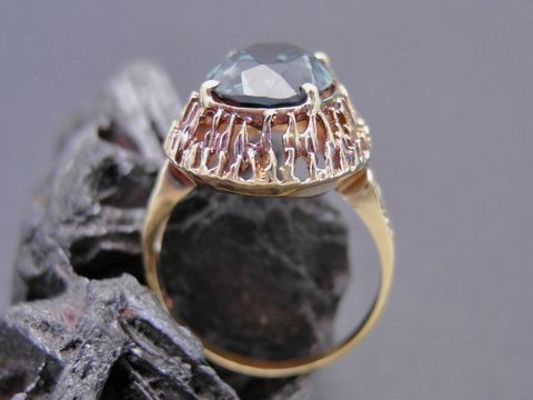 Goldring klassisch Größe 56 mit synthetischem Turmalin, gefertigt aus Gold 585 vom Juwelier Harnisch, bis Größe 56/18, elegante Gestaltung auf schwarzem Hintergrund.