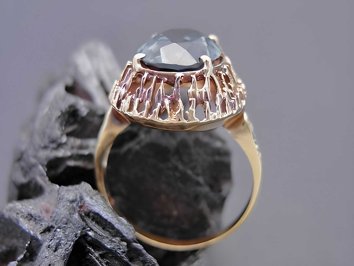 Goldring klassisch Größe 56 mit synthetischem Turmalin, gefertigt aus Gold 585 vom Juwelier Harnisch, bis Größe 56/18, elegante Gestaltung auf schwarzem Hintergrund. – Ansicht 2