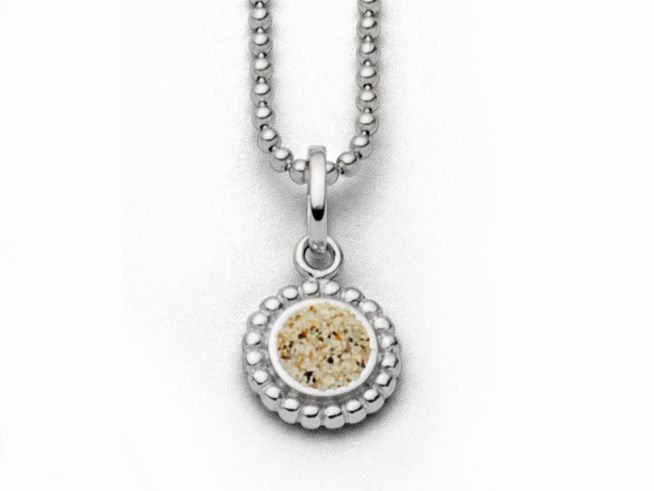 Sterling Silber Kette mit einem Anhänger, der Strandsand in einem runden, filigranen Rahmen zeigt, ideal für einen maritimen Look und perfekt für den Alltag oder besondere Anlässe.