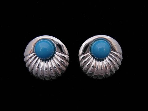 Runde Modeschmuck-Ohrringe in silberfarben mit hellblauem Schmuckstein, Hersteller Juwelier Harnisch, stilvolle Ohrringe und Ear Cuffs.