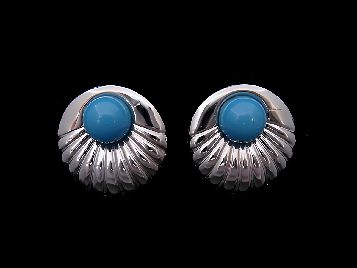 Runde Modeschmuck-Ohrringe in silberfarben mit hellblauem Schmuckstein, Hersteller Juwelier Harnisch, stilvolle Ohrringe und Ear Cuffs.