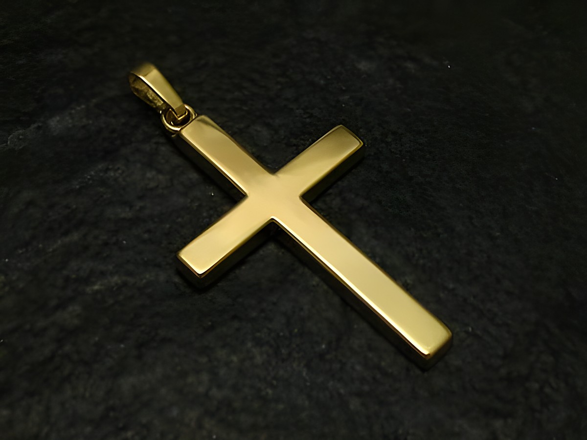 Ein schlichtes Goldkreuz aus Gold 333 mit den Maßen 31x19x1,8mm, hergestellt von Juwelier Harnisch, in klassischem Design.