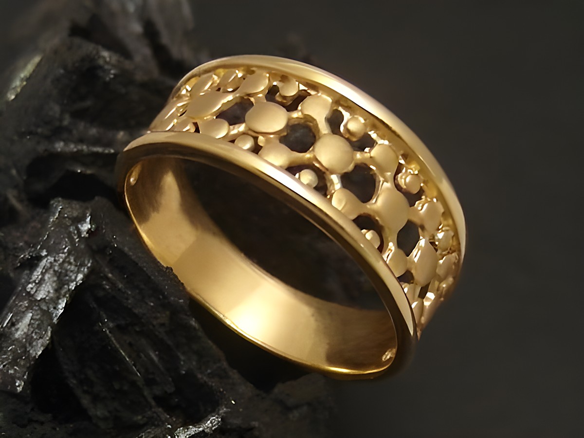 Goldring in originellem Design aus Gold 750, Größe 57,5, Hersteller Juwelier Harnisch, geeignet bis Größe 58/18,5, verziert mit filigranen Mustern.