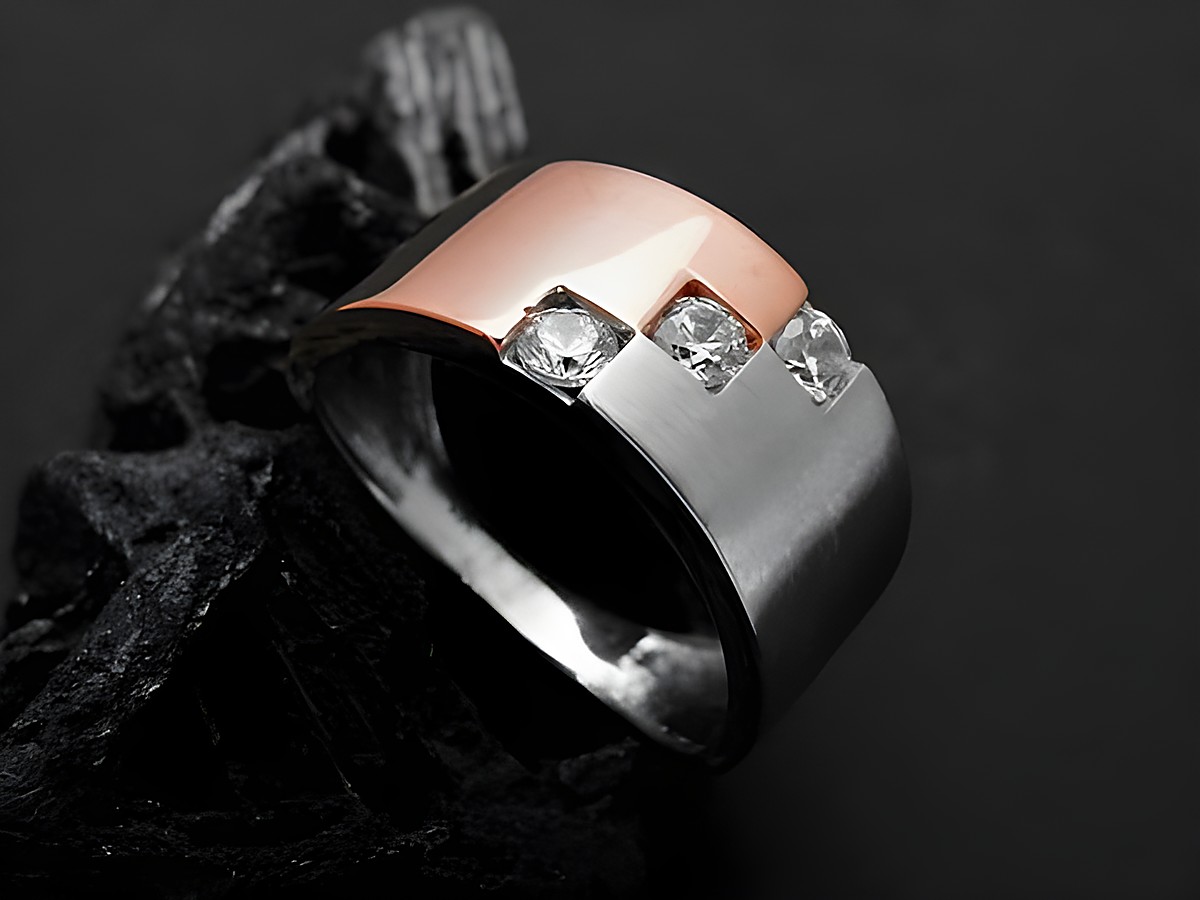 Silber rhodinierter Bicolor-Rosé Silberring mit Zirkonia, drei funkelnden Steinen, Größe 56, von Juwelier Harnisch, modern und elegant.