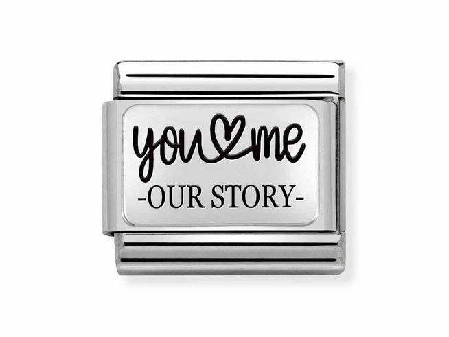 433011131-0 Charm aus Edelstahl und Sterling Silber von Nomination mit der Inschrift you me - OUR STORY, elegantes Design für persönliche Geschichten und emotionale Verbindungen.