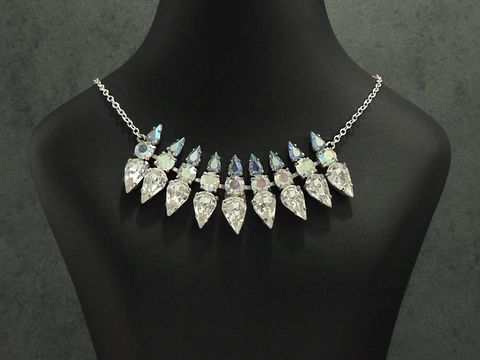 Strass Collier Kette großartig bunt-schimmer 38-45 cm STRASS, gefertigt aus Sterling Silber und in silberfarbener Optik, zeigt eine elegante Anordnung funkelnder Steine auf einem Schmuckständer.
