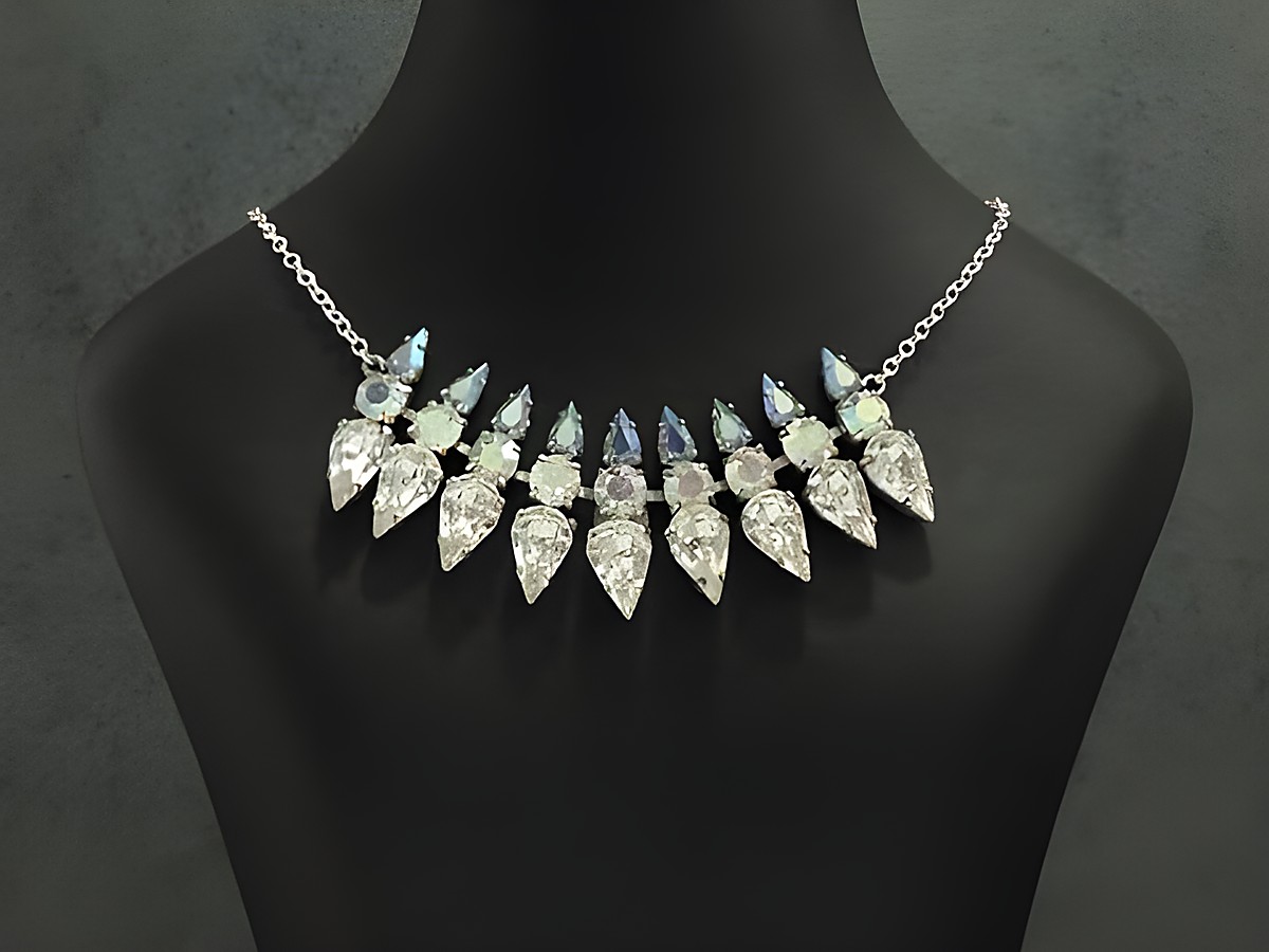 Strass Collier Kette großartig bunt-schimmer 38-45 cm STRASS, gefertigt aus Sterling Silber und in silberfarbener Optik, zeigt eine elegante Anordnung funkelnder Steine auf einem Schmuckständer.