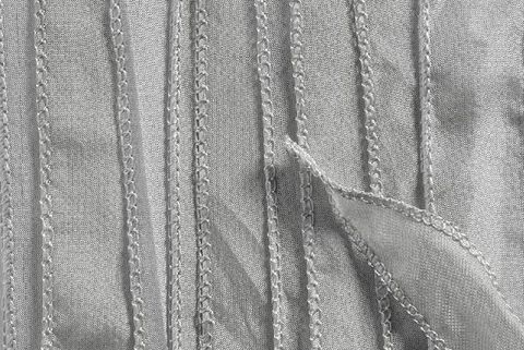 Seidenband 1,10 m Habotai-Seide in grau, 20 mm breit, mit feinen Nahtdetails, ideal für Dekorationen und Bastelprojekte, Hersteller Juwelier Harnisch.