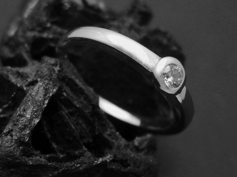 300678-0 Silberring mit Rundfassung von 4,4 mm und weißem Zirkonia, gefertigt aus rhodiniertem Sterling Silber, Größe 52, Hersteller Juwelier Harnisch.