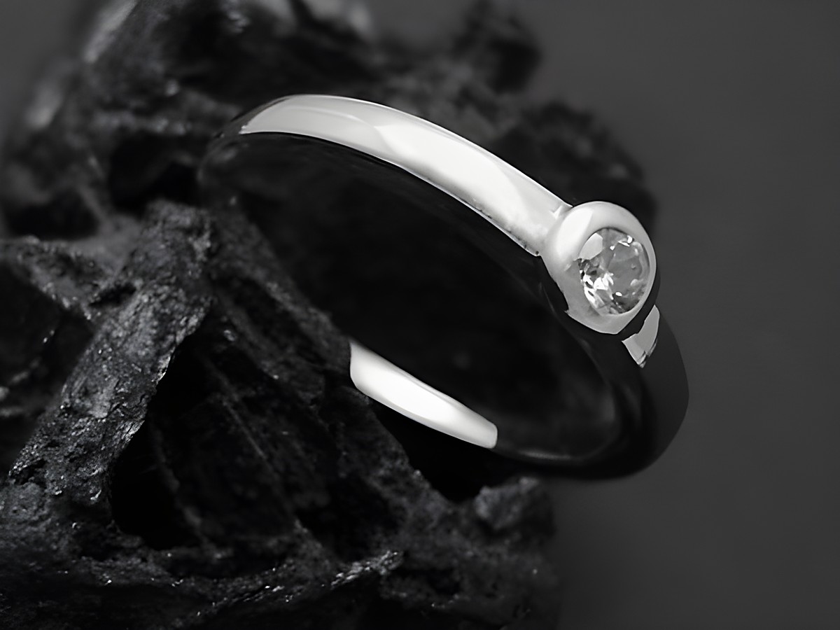 Silberring mit Rundfassung von 4,4 mm und weißem Zirkonia, gefertigt aus rhodiniertem Sterling Silber, Größe 52, Hersteller Juwelier Harnisch.