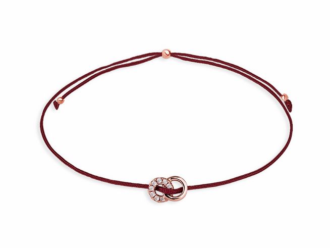 Xenox Sterling Silber Armband XS1686R CRAZY DAISY in Roségold Vergütung mit einem eleganten Knotenanhänger und glänzenden Akzenten auf einem rotfarbenen Band.