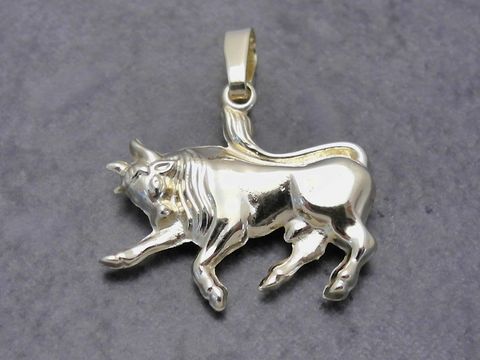 Anhänger im Design eines Stiers aus Gold, plastisch gearbeitet, Hersteller Juwelier Harnisch, detailreiche und glänzende Oberfläche, ideal für astrologische Schmuckliebhaber.