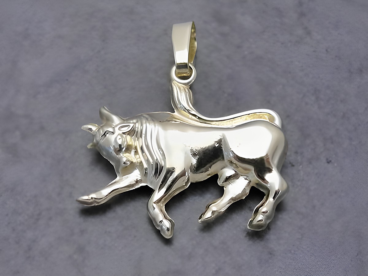 Anhänger im Design eines Stiers aus Gold, plastisch gearbeitet, Hersteller Juwelier Harnisch, detailreiche und glänzende Oberfläche, ideal für astrologische Schmuckliebhaber.