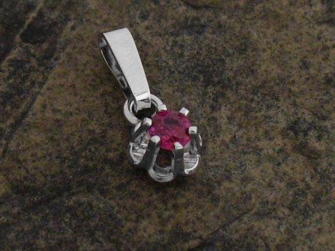 Silber Anhänger Blume mit Rubin - echt Silber rhodiert, Hersteller: Juwelier Harnisch, Rubin präsentiert sich in einem filigranen Design.